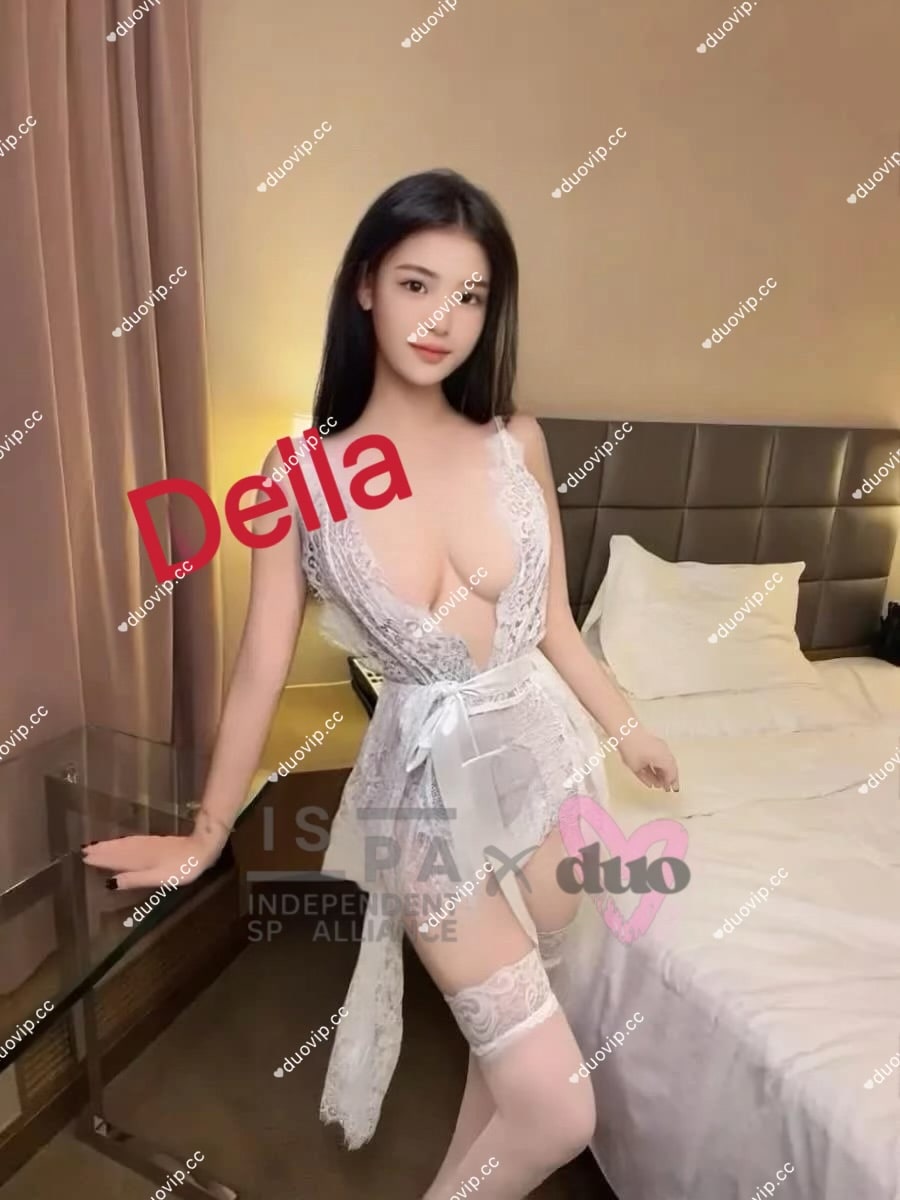 Della — photo 3 of 3